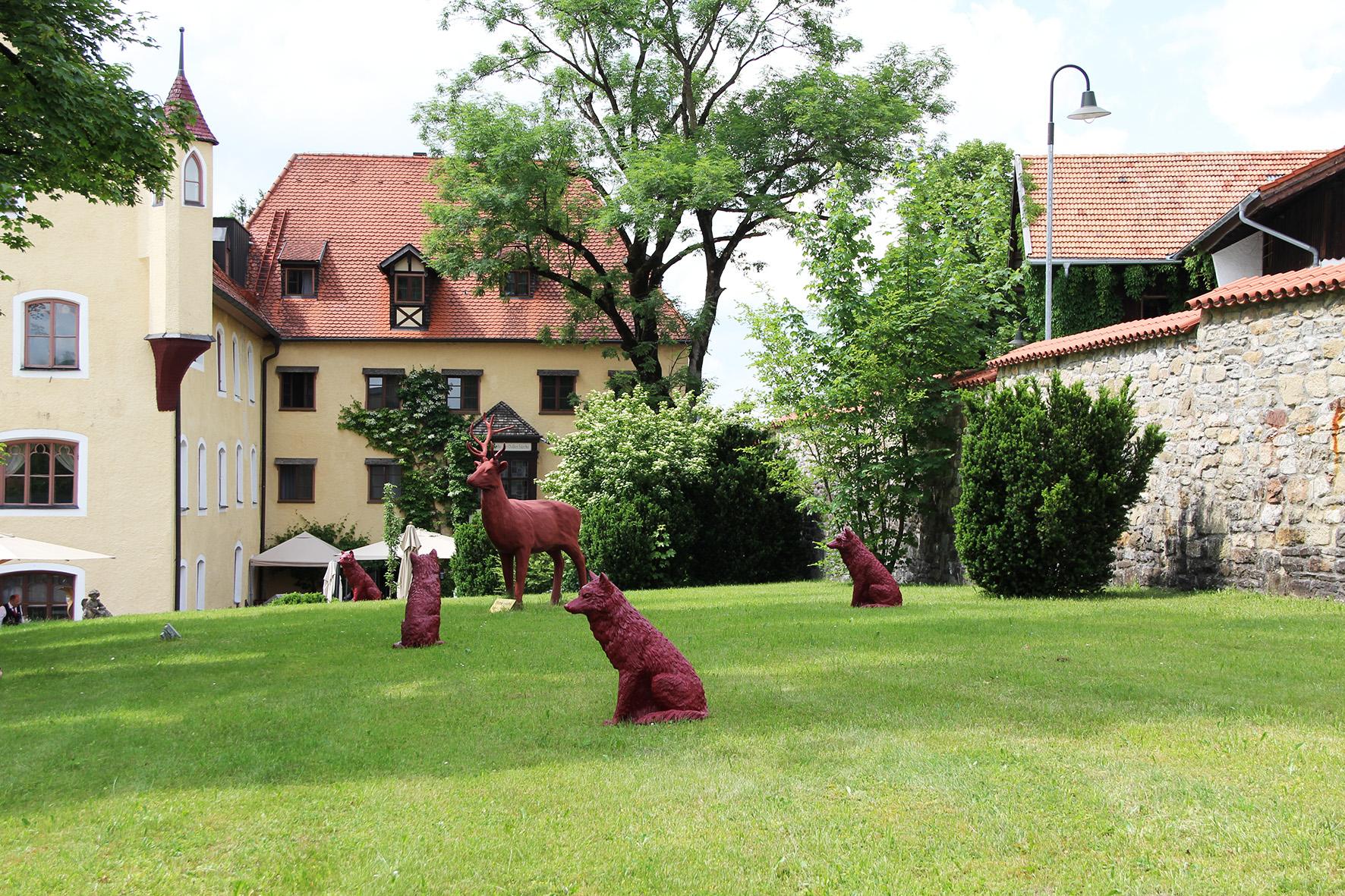 Wolfe im Schlosspark zu Hopferau